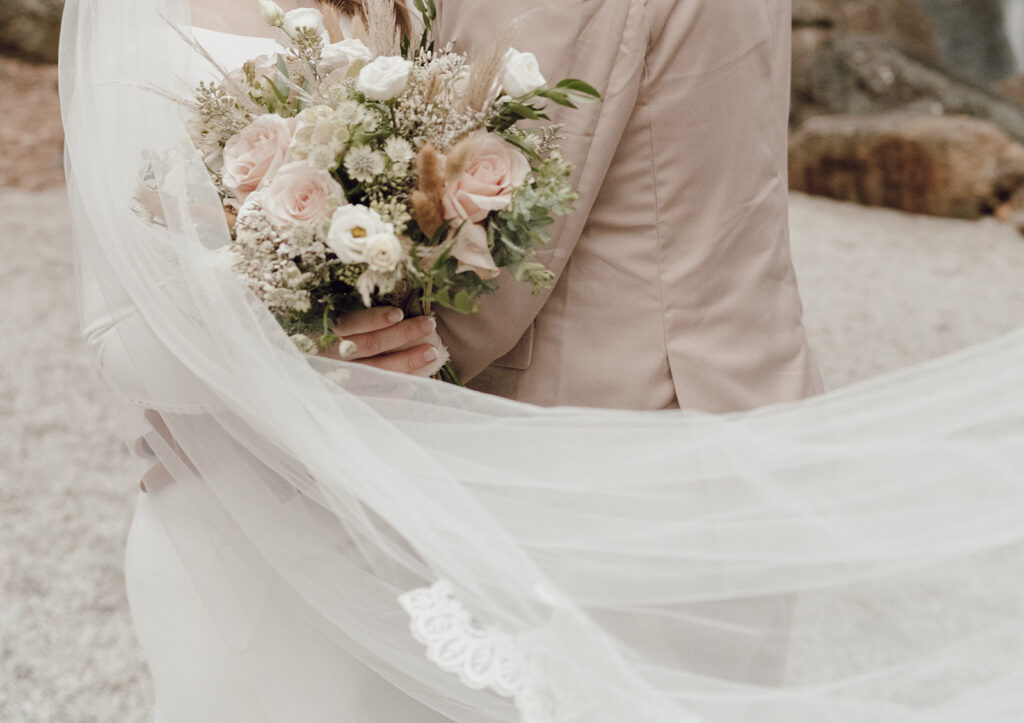 wedding veil and wedding bouquet photos