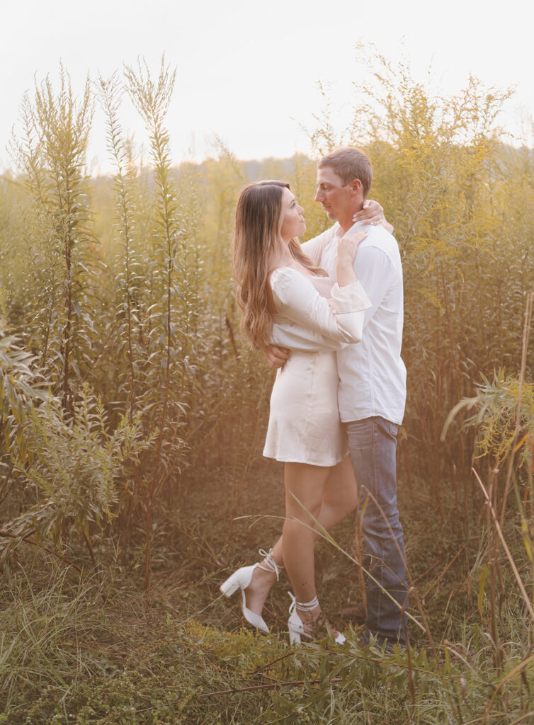 tallahassee couples photoshoot in a field