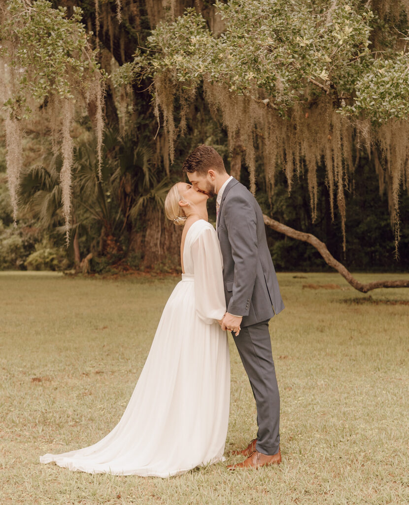 willow tree bridal portraits with bride and groom kissing