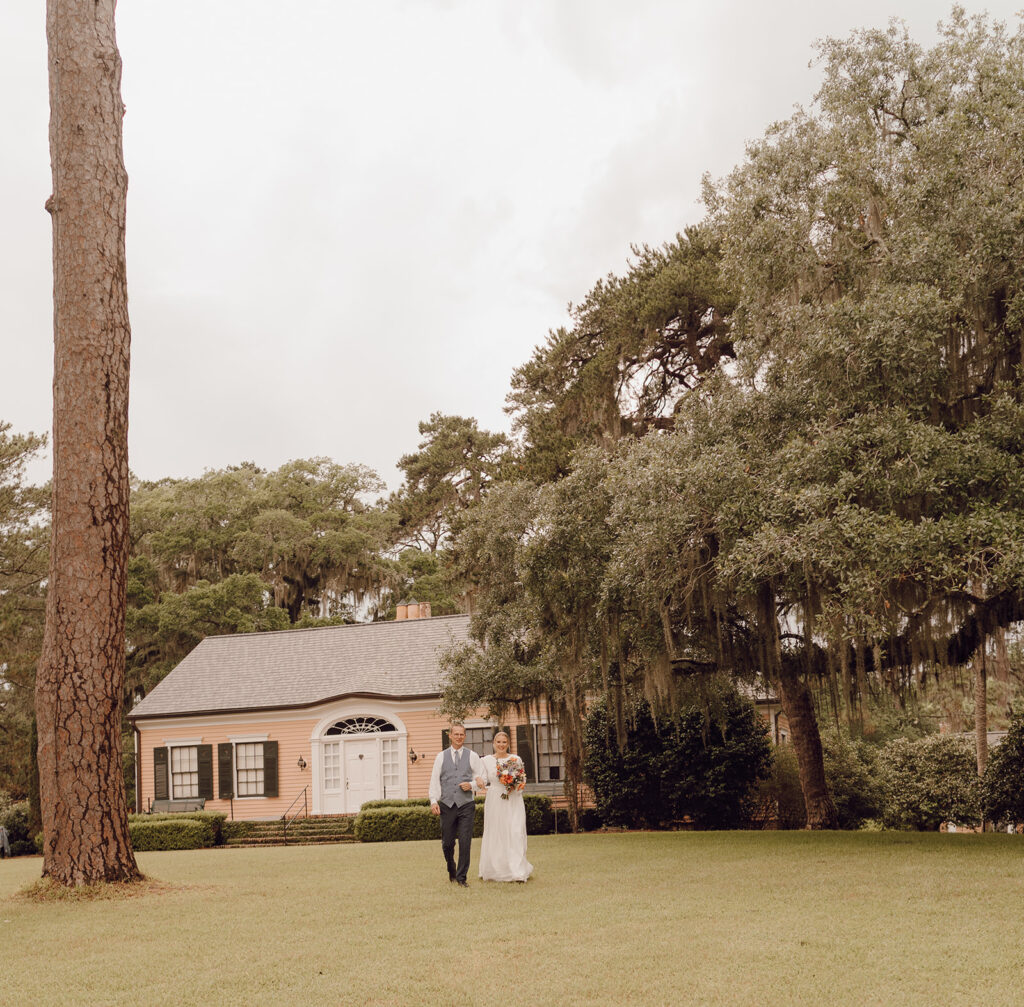 dad walking bride down the aisle at Maclay gardens state park