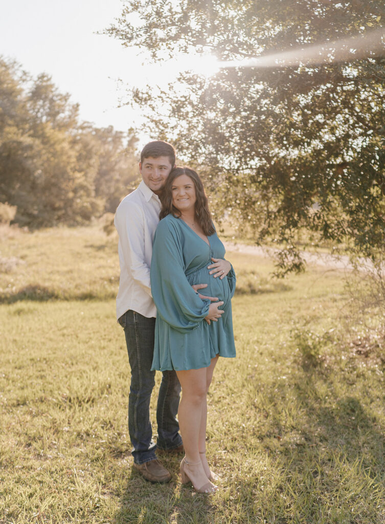 maternity photos poses outdoors in tallahassee