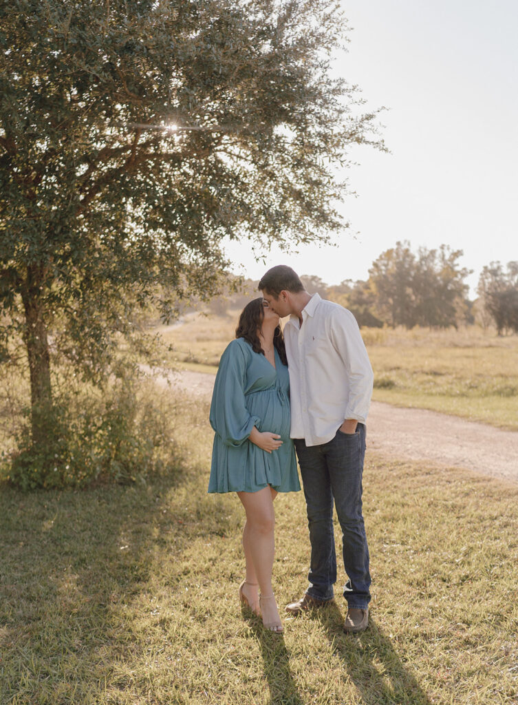 maternity session outfits and poses romantic golden hour session
