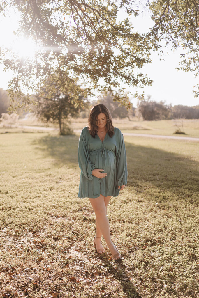 maternity session outfits and poses romantic golden hour session