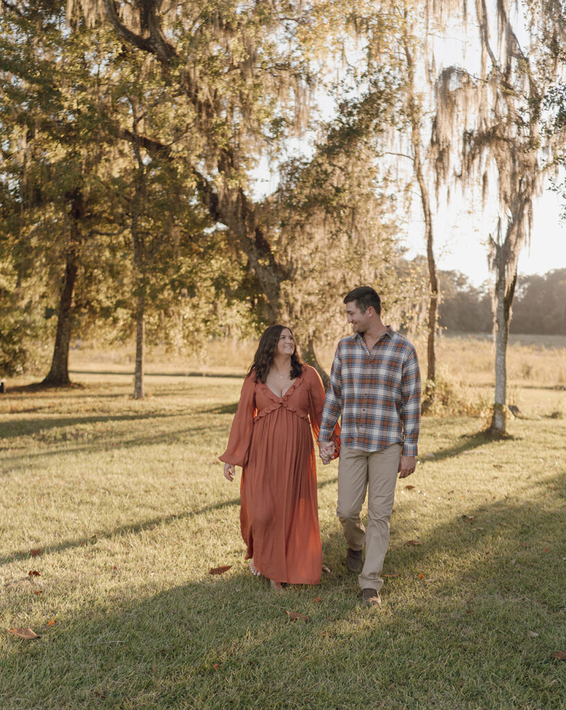 couples photoshoot maternity poses outdoors