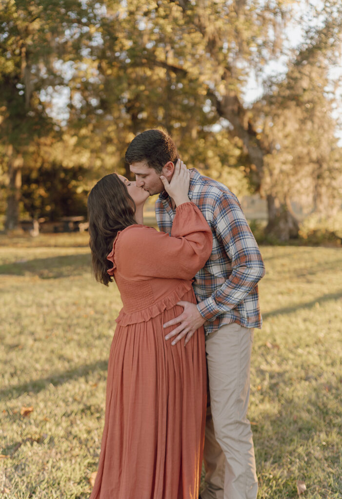 maternity photos poses outdoors in tallahassee