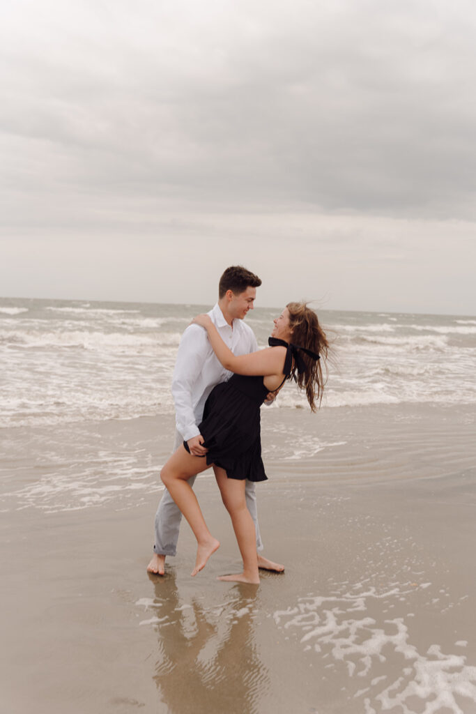 beach couples photoshoot poses and outfits