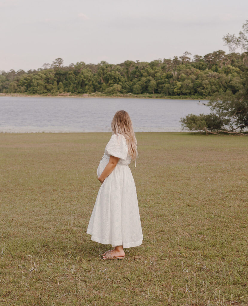 solo maternity portraits outdoors