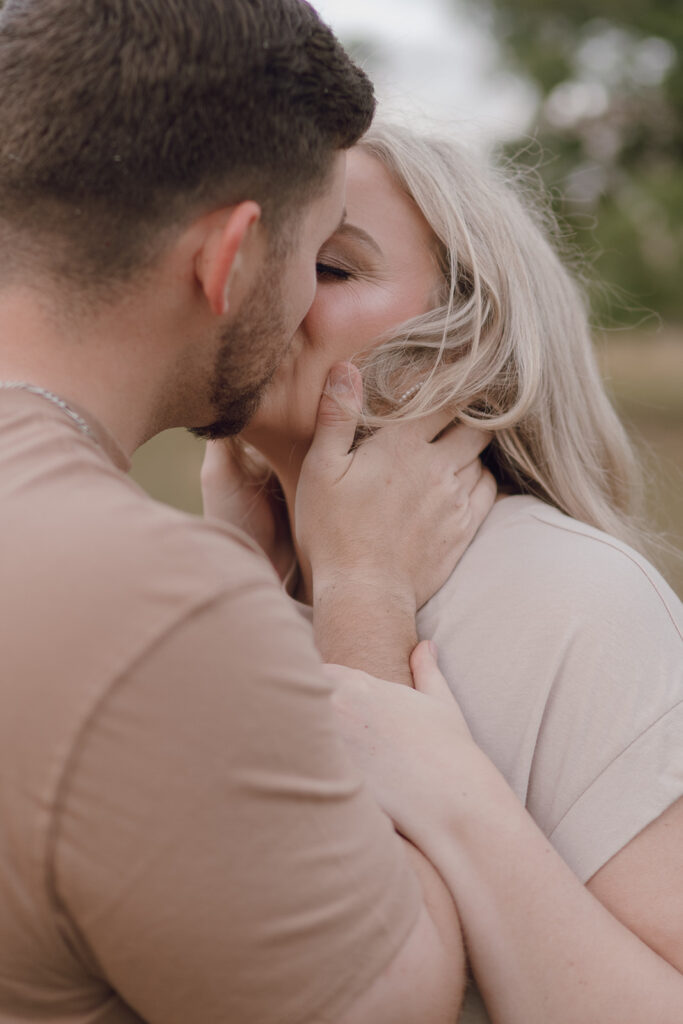 couple kissing during Florida couples photoshoot engagement