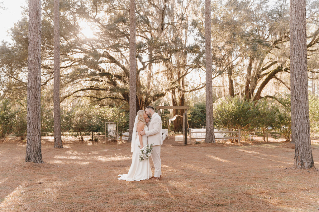 bride and groom romantic wedding photos poses