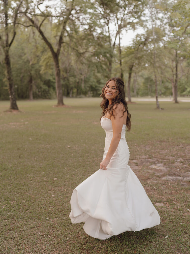 timeless wedding photos outdoor