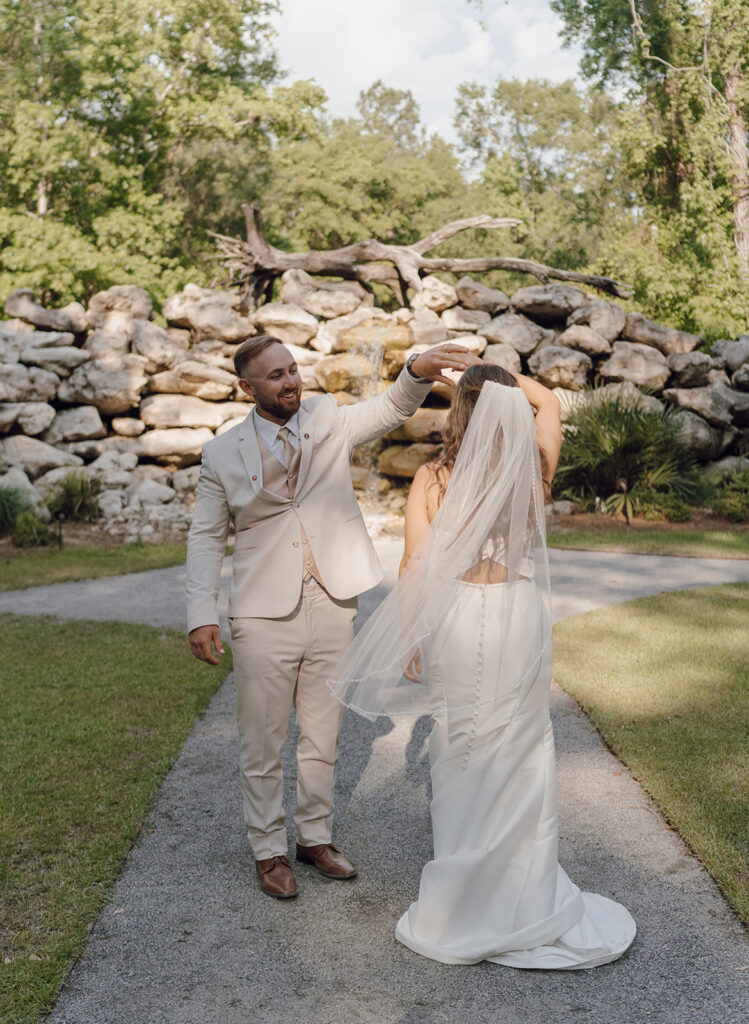 timeless wedding photos outdoor