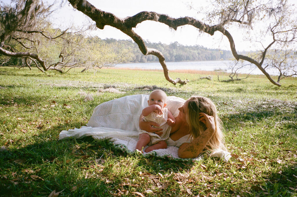 spring outdoor baby pictures with mom at the park