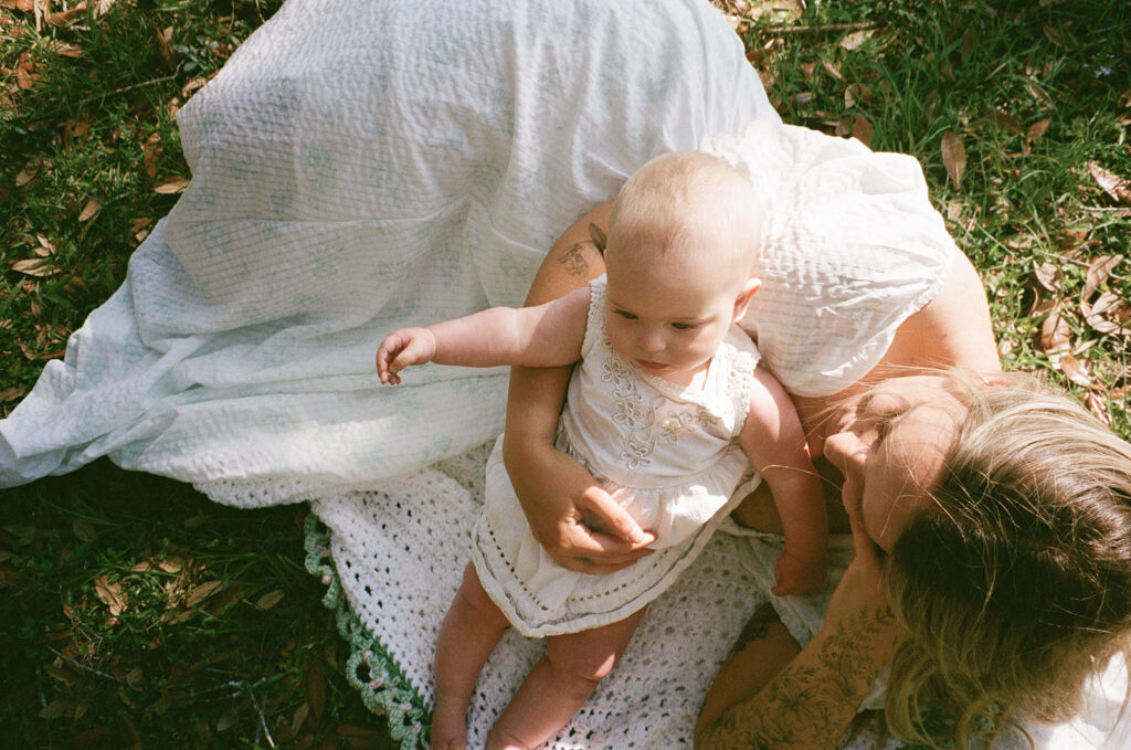 spring outdoor baby pictures with mom at the park