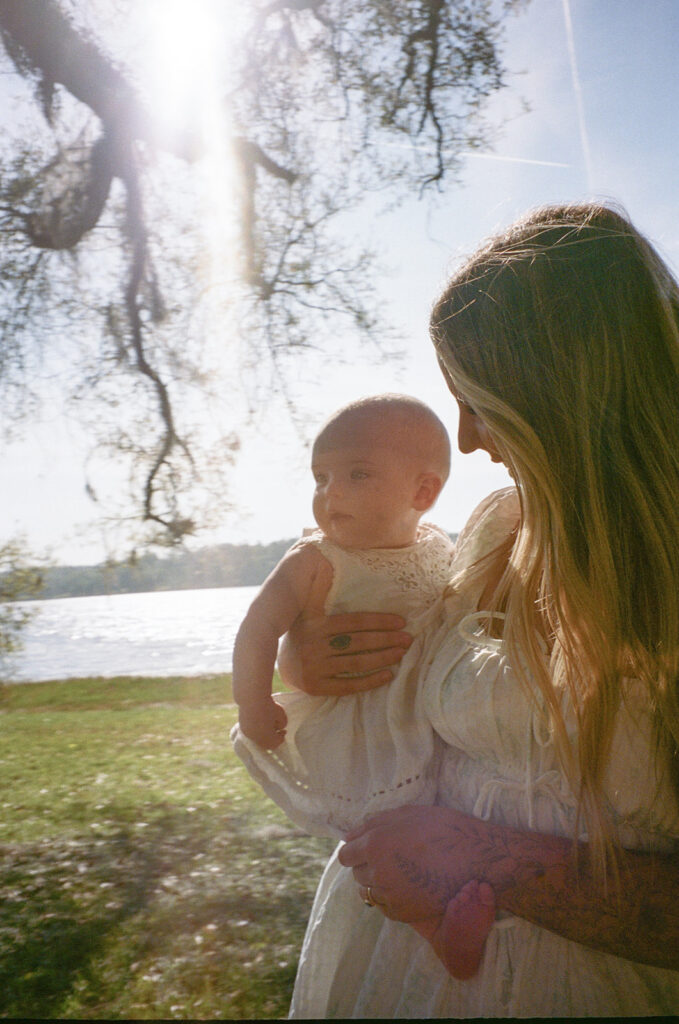spring outdoor baby pictures with mom at the park