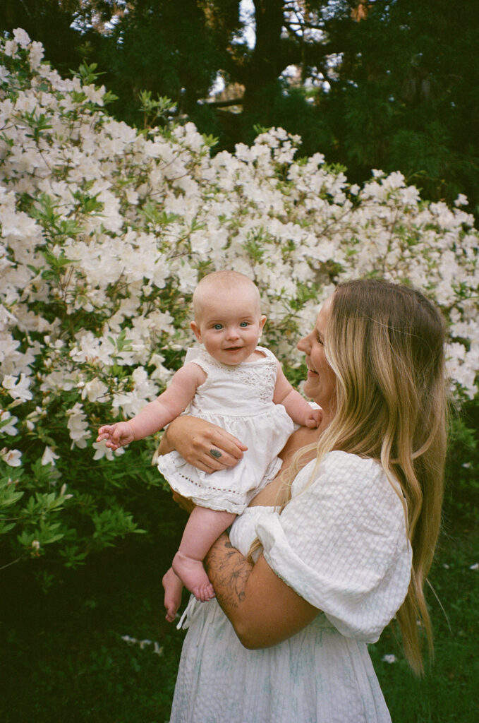 spring outdoor baby pictures with mom at the park