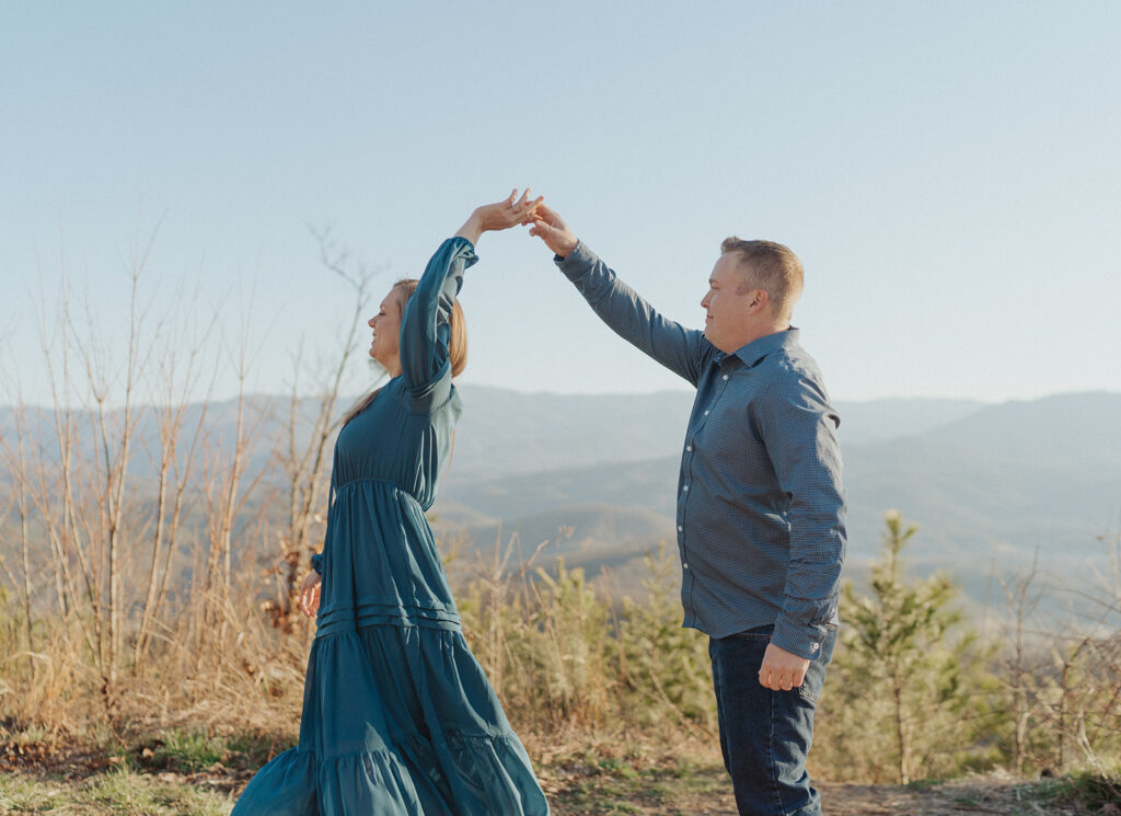 golden hour couple photos in the mountains