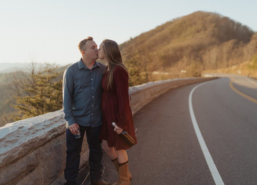 romantic golden hour couple photos in tennessee