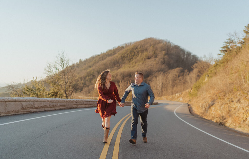 romantic golden hour couple photos in tennessee