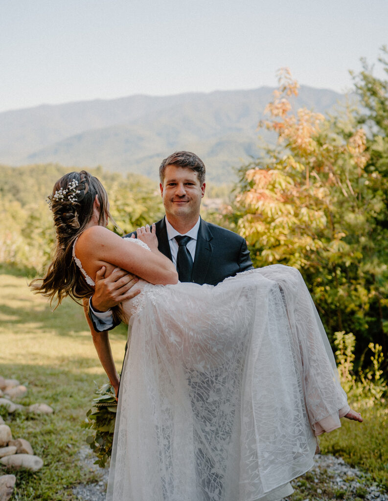 Tennessee wedding photographer captures mountaintop wedding photos in Gatlinburg