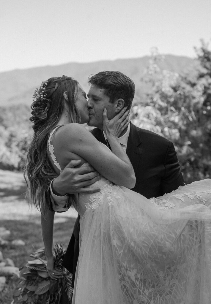 Tennessee wedding photographer captures mountaintop wedding photos in Gatlinburg
