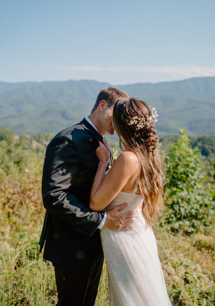 Tennessee wedding photographer captures mountaintop wedding photos in Gatlinburg