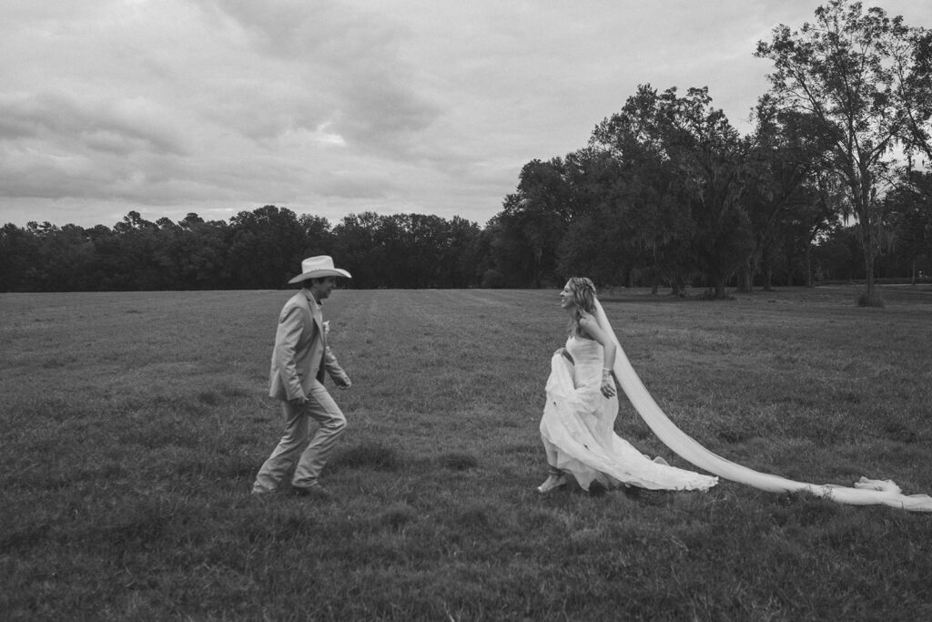 candid and romantic bride and groom photos for an outdoor knoxville wedding