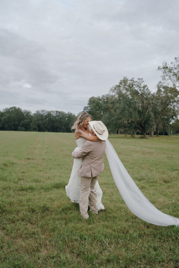 Field Wedding Inspiration From a Knoxville Wedding Photographer