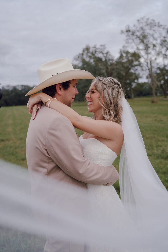 candid and romantic bride and groom photos for an outdoor knoxville wedding