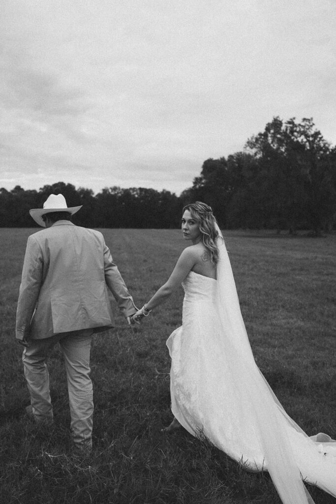candid and romantic bride and groom photos for an outdoor knoxville wedding