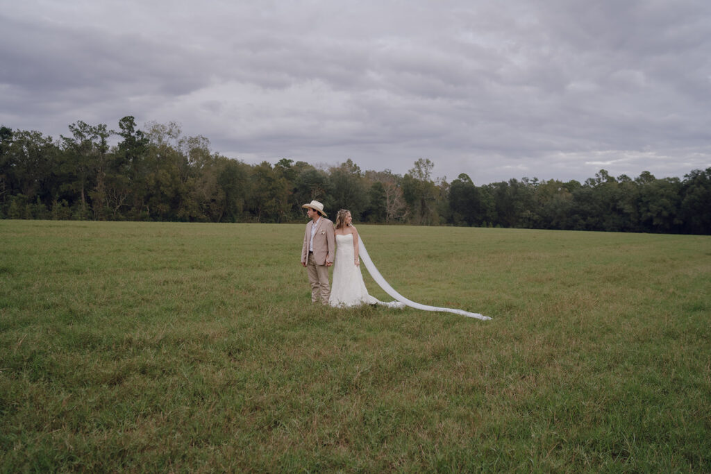 candid and romantic bride and groom photos for an outdoor knoxville wedding