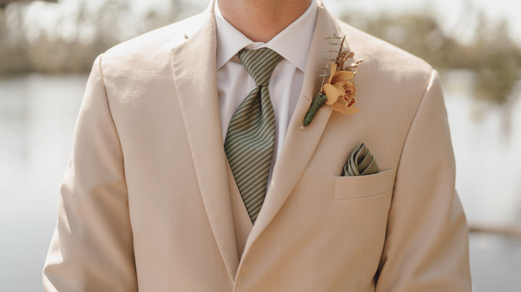 groom detail photos of suit and tie