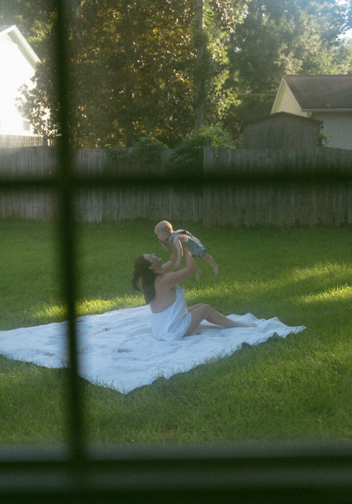 outdoor family pictures with mom and baby