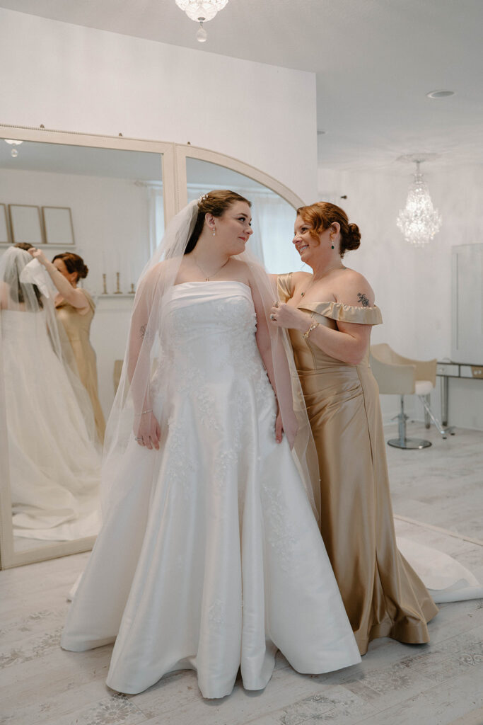 getting ready wedding photos at havana springs