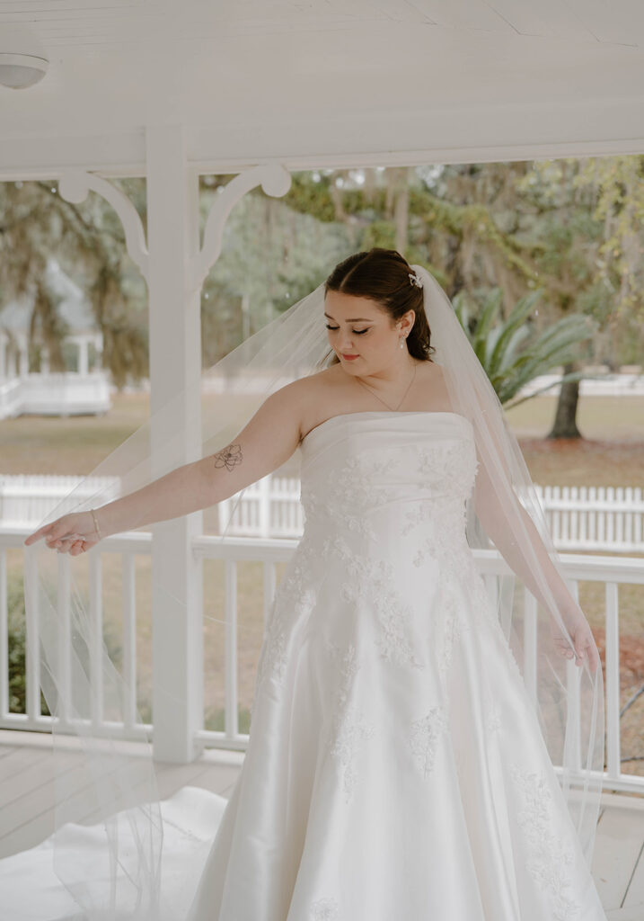 first look wedding photos at an outdoor florida wedding venue