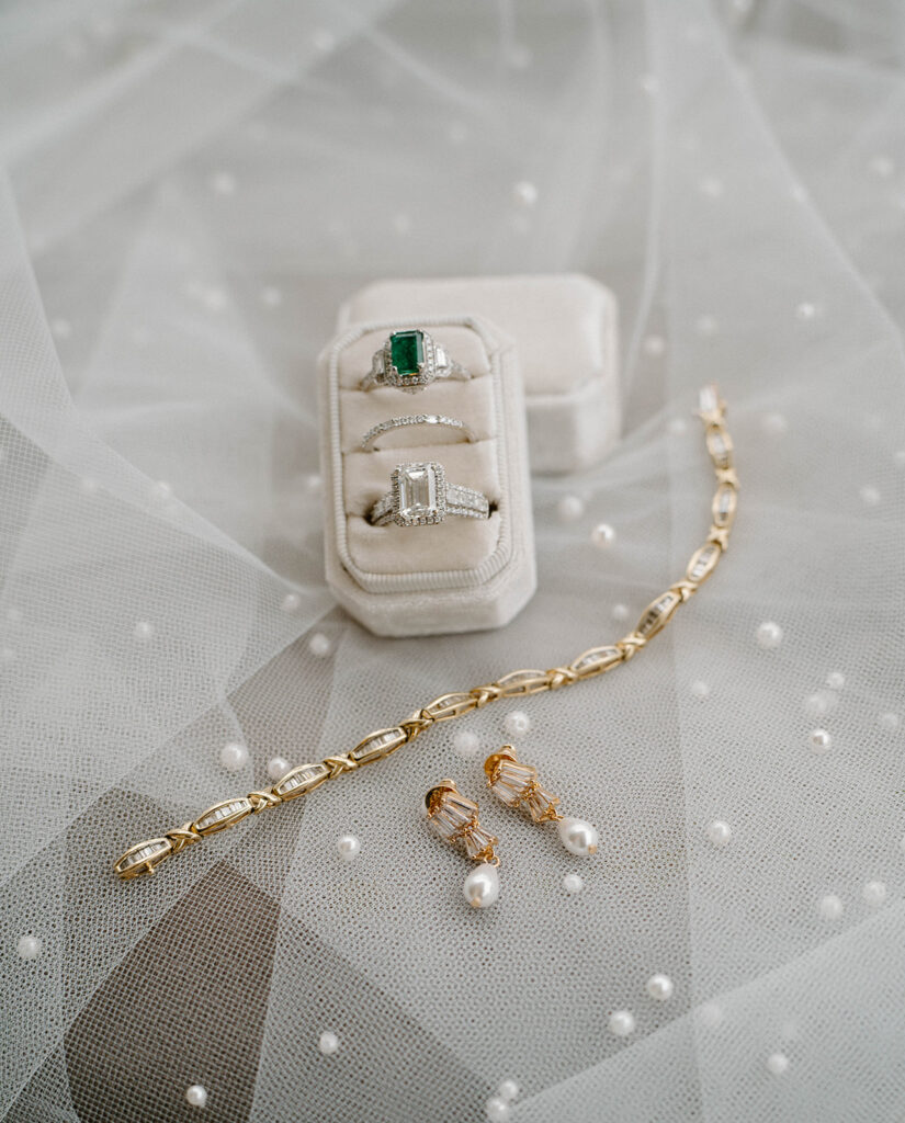 getting ready wedding photos at havana springs