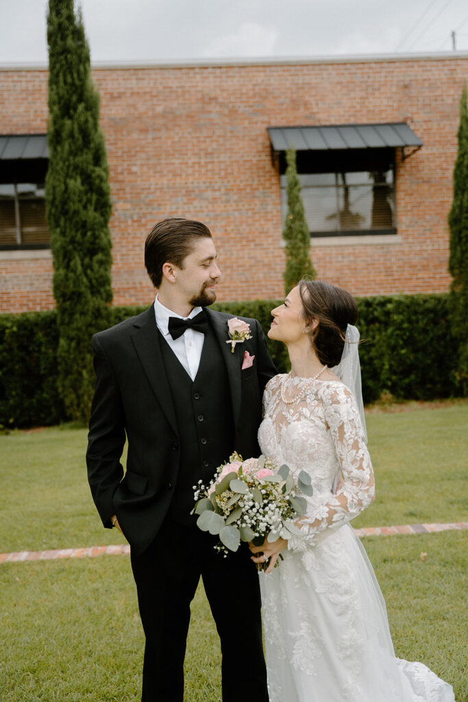 bride and groom wedding photos outdoors in thomasville georgia