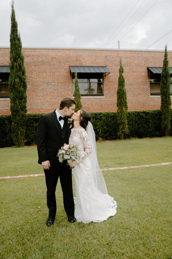bride and groom wedding photos outdoors in thomasville georgia