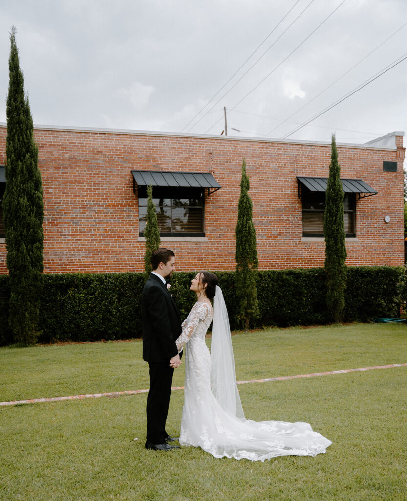 bride and groom wedding photos outdoors in thomasville georgia