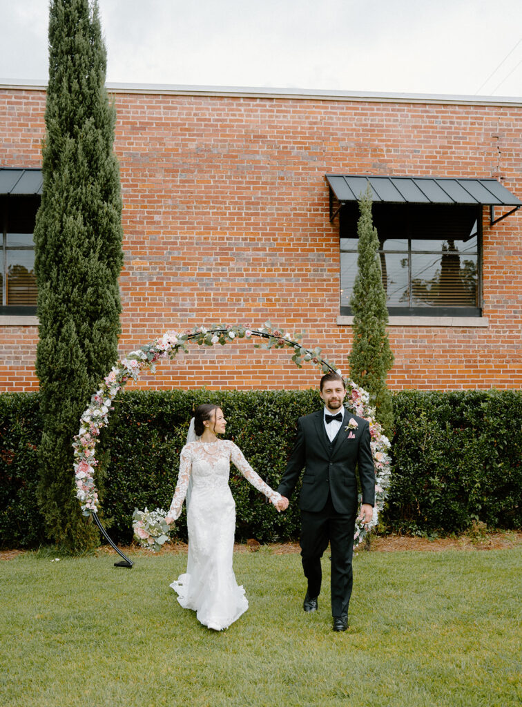 bride and groom wedding photos outdoors in thomasville georgia