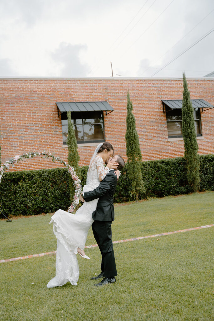 bride and groom wedding photos outdoors in thomasville georgia