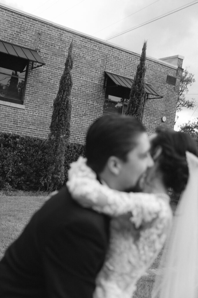 bride and groom wedding photos outdoors in thomasville georgia