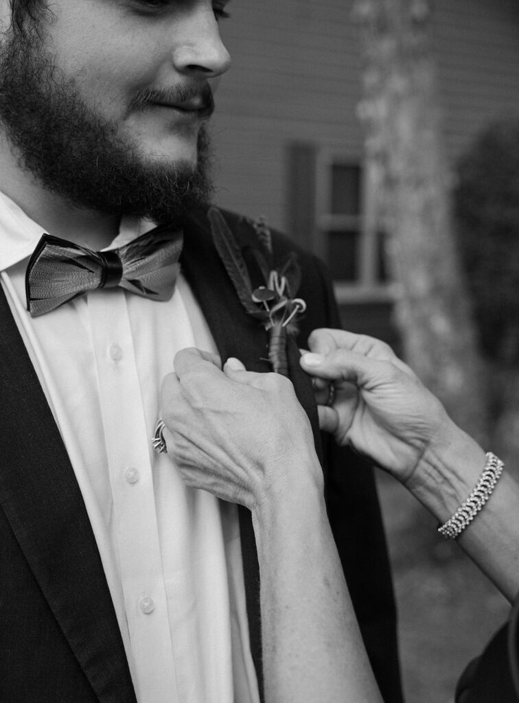 groom getting ready wedding photos